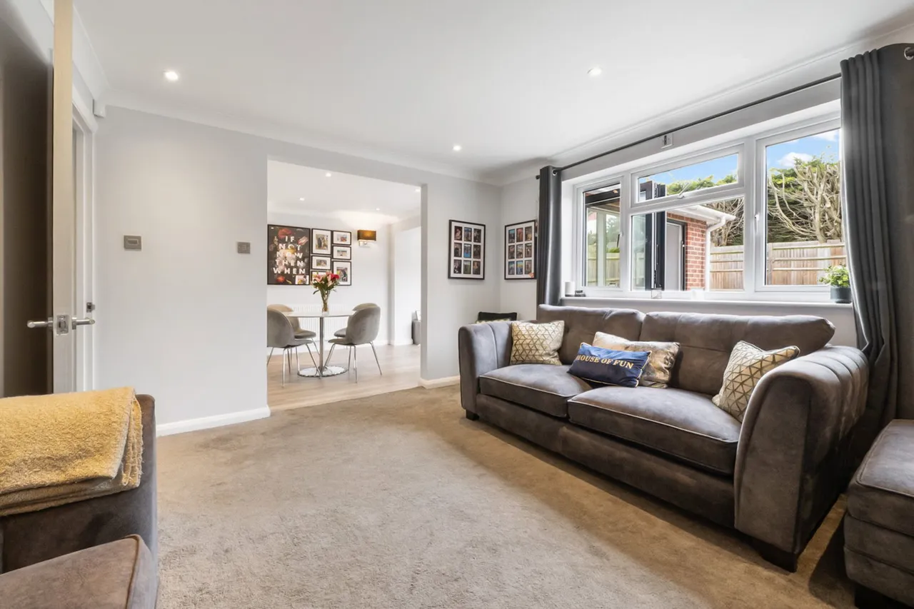 SqFt In A Sought After Position In Rainham Close, To Schools, photo 4