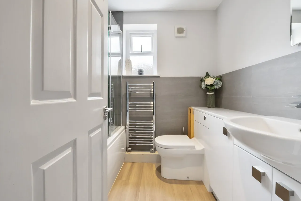 SqFt In A Sought After Position In Rainham Close, To Schools, photo 24