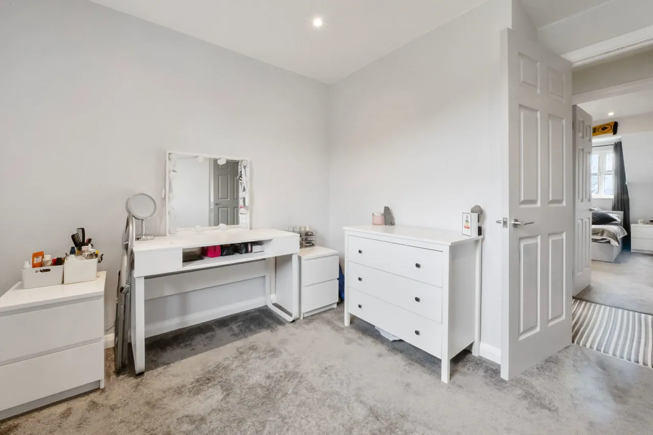 SqFt In A Sought After Position In Rainham Close, To Schools, photo 21