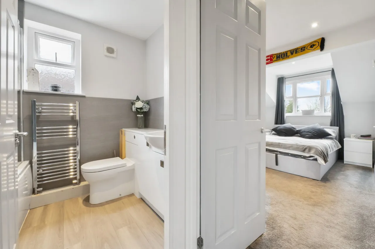 SqFt In A Sought After Position In Rainham Close, To Schools, photo 22