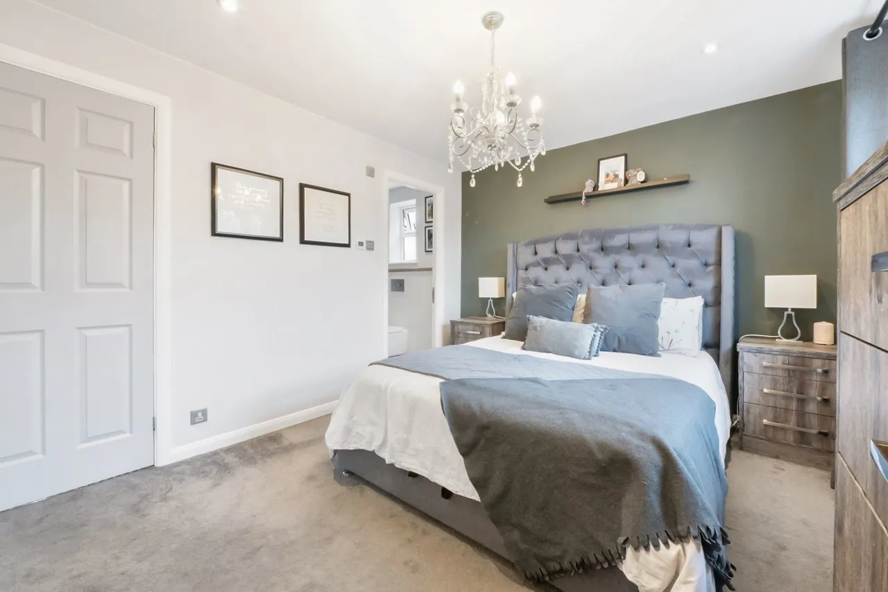 SqFt In A Sought After Position In Rainham Close, To Schools, photo 25