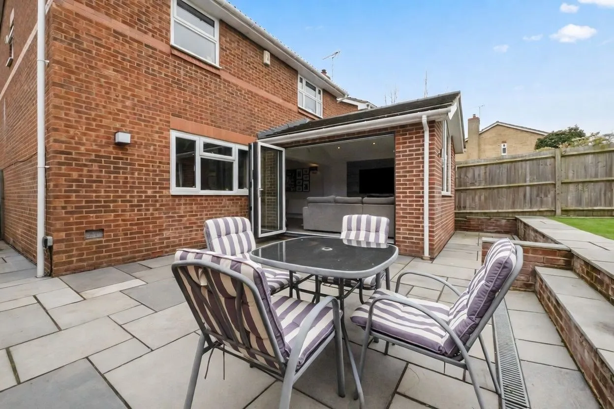 SqFt In A Sought After Position In Rainham Close, To Schools, photo 11