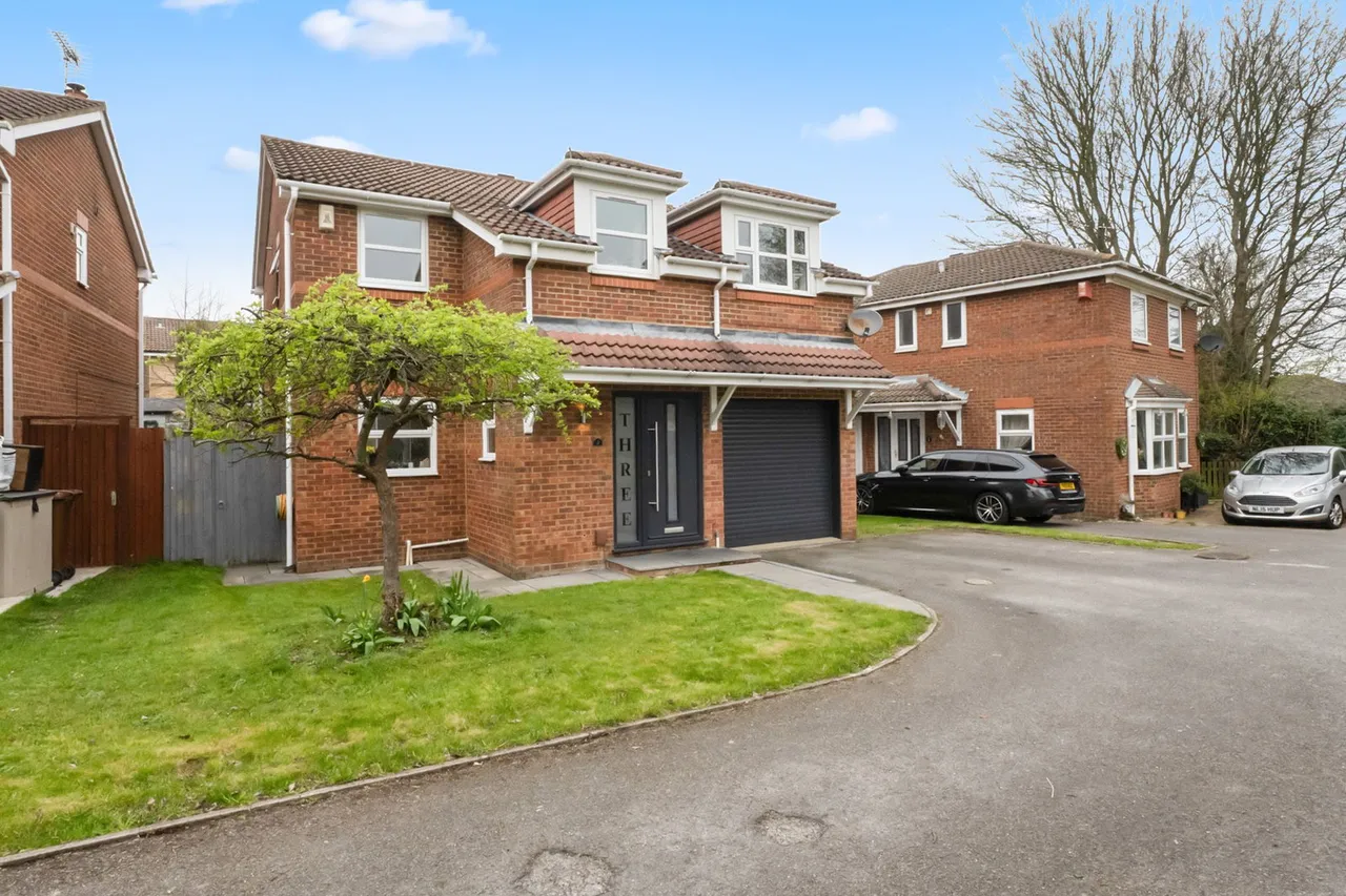4 bed house for sale, SqFt In A Sought After Position In Rainham Close, To Schools