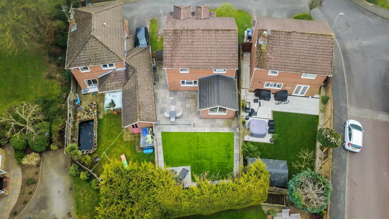 SqFt In A Sought After Position In Rainham Close, To Schools, photo 13