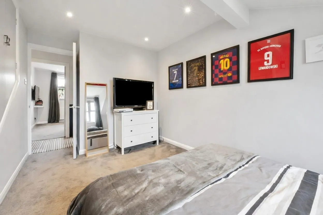 SqFt In A Sought After Position In Rainham Close, To Schools, photo 18