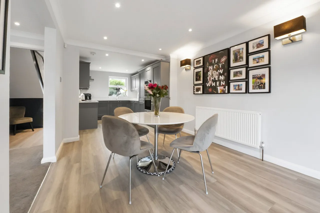 SqFt In A Sought After Position In Rainham Close, To Schools, photo 6