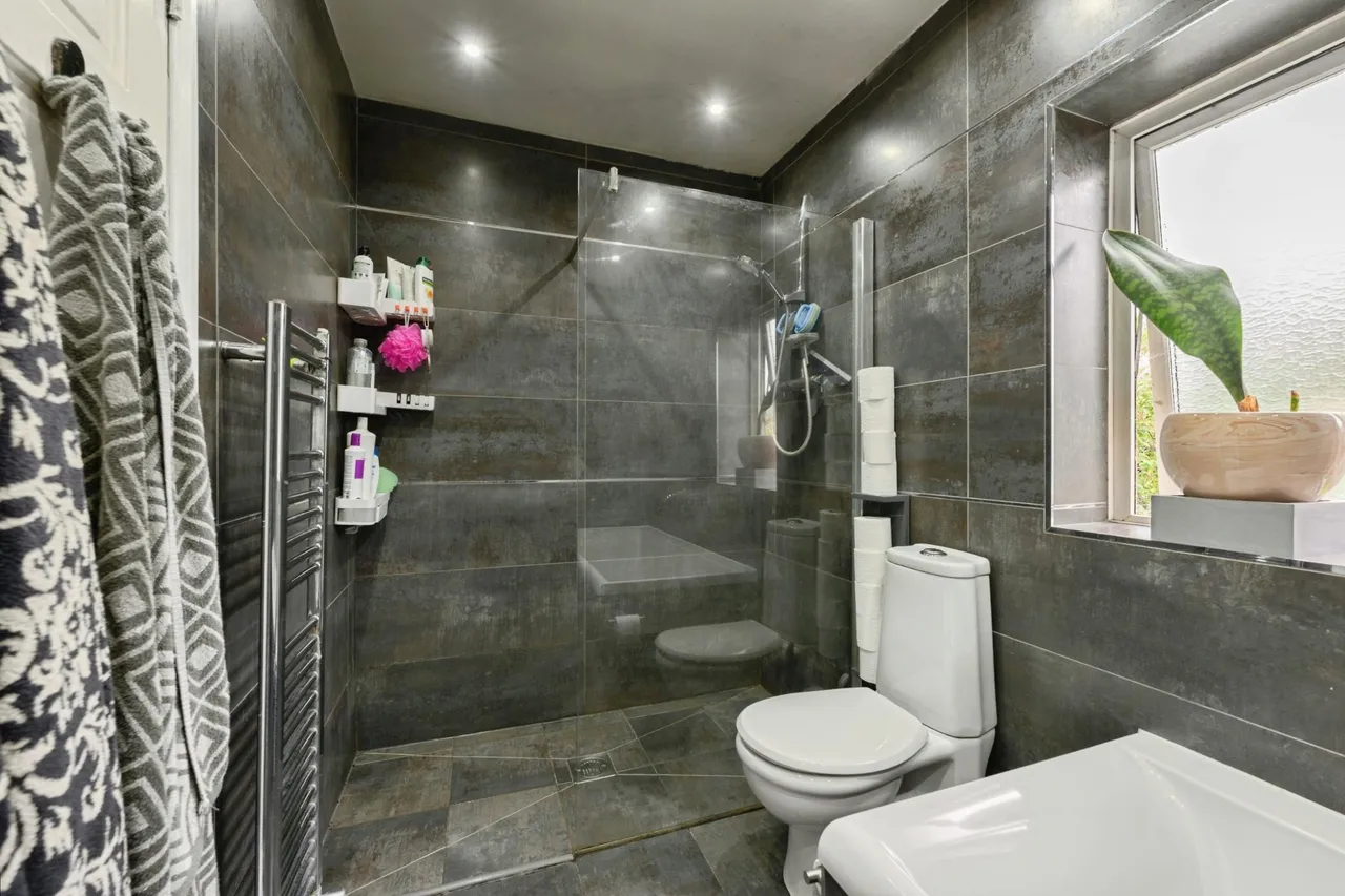 The Greenway, Epsom, KT18, photo 13
