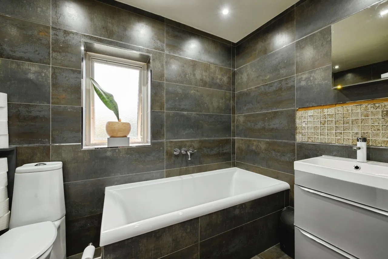 The Greenway, Epsom, KT18, photo 14