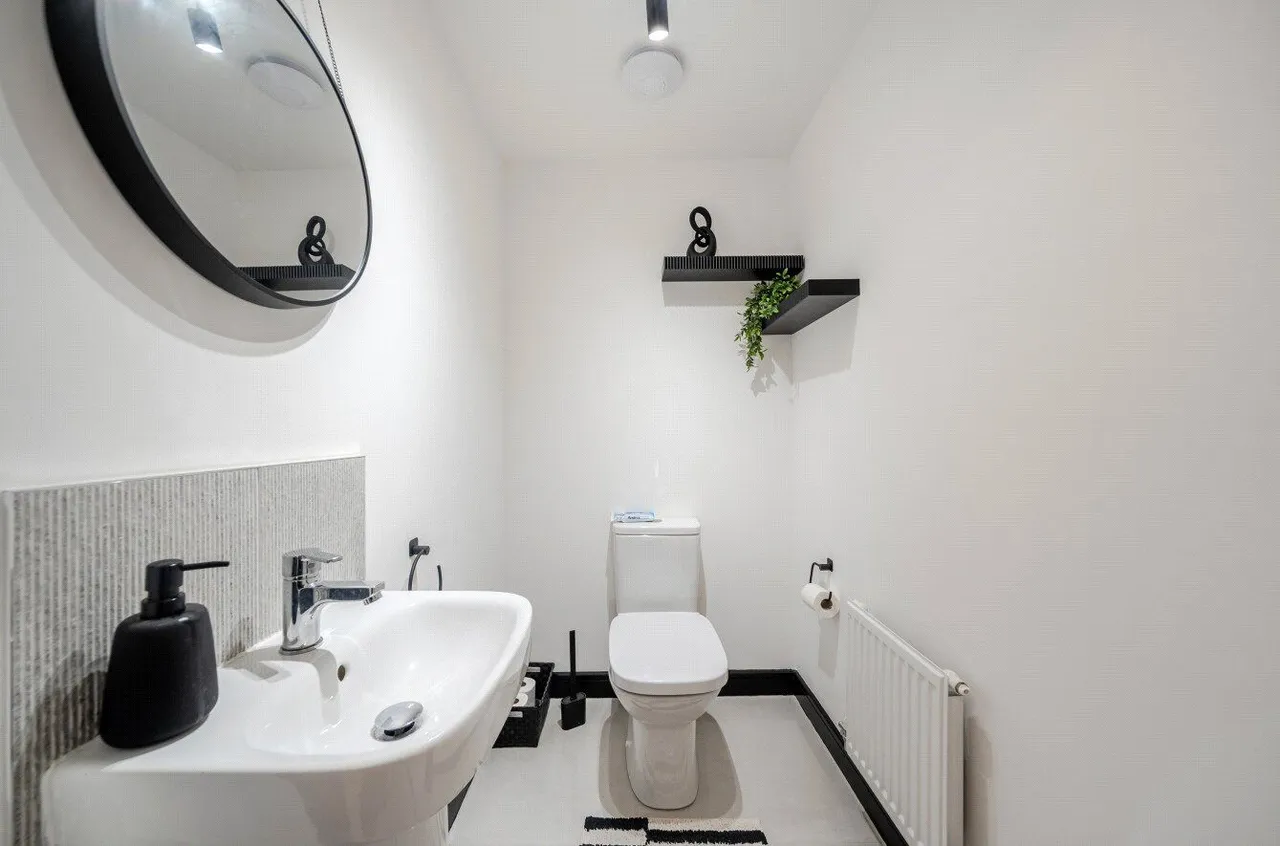 Watt Drive, East Hollinsfield, M24, photo 19