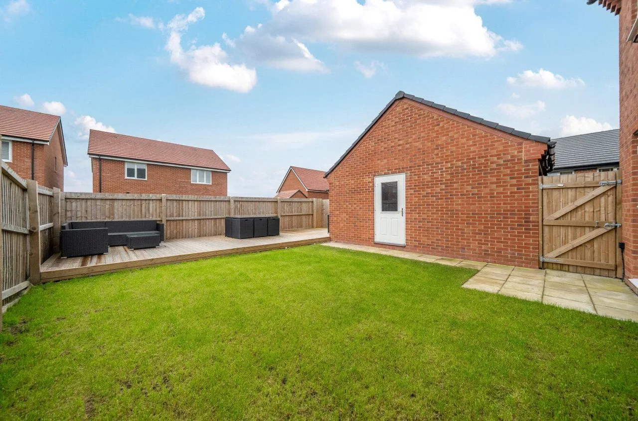 Watt Drive, East Hollinsfield, M24, photo 3