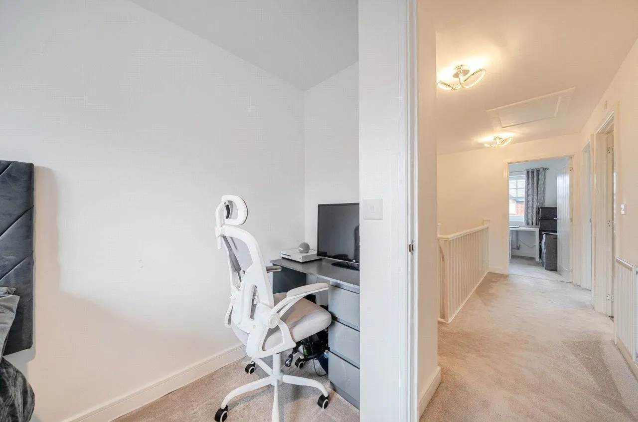 Watt Drive, East Hollinsfield, M24, photo 16