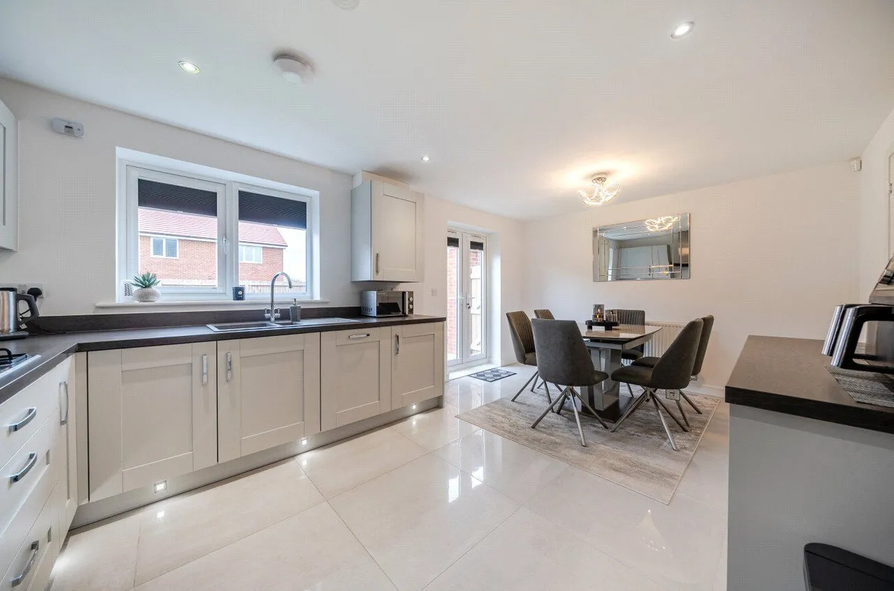 Watt Drive, East Hollinsfield, M24, photo 4