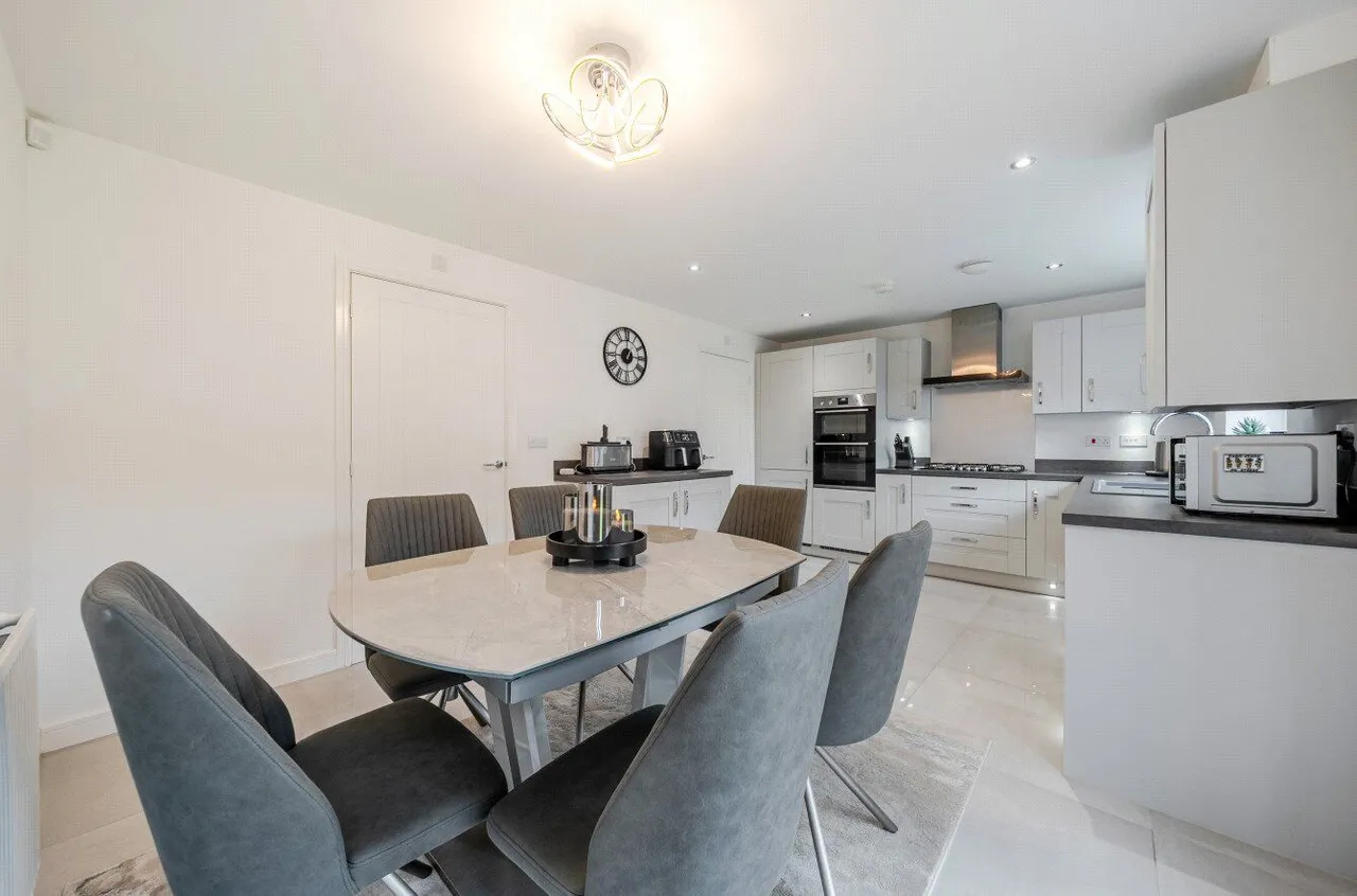 Watt Drive, East Hollinsfield, M24, photo 7