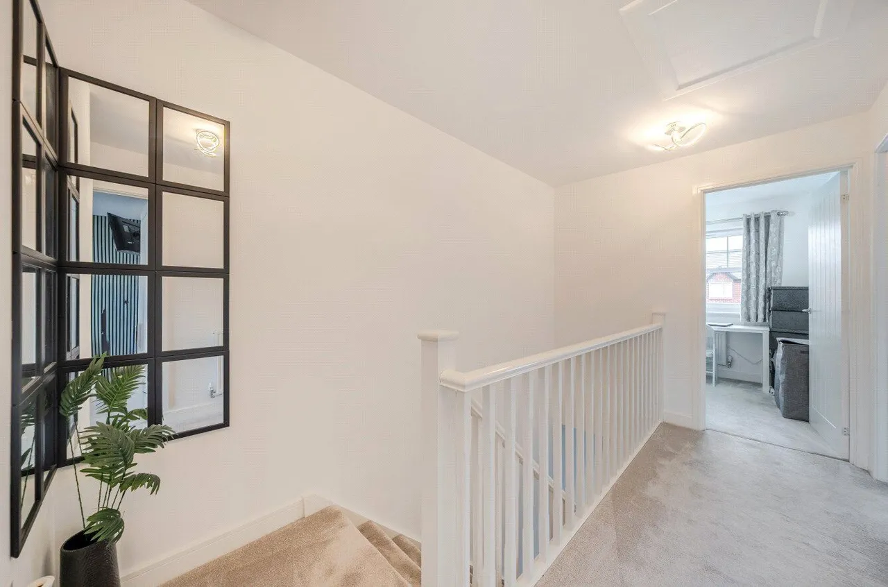 Watt Drive, East Hollinsfield, M24, photo 17
