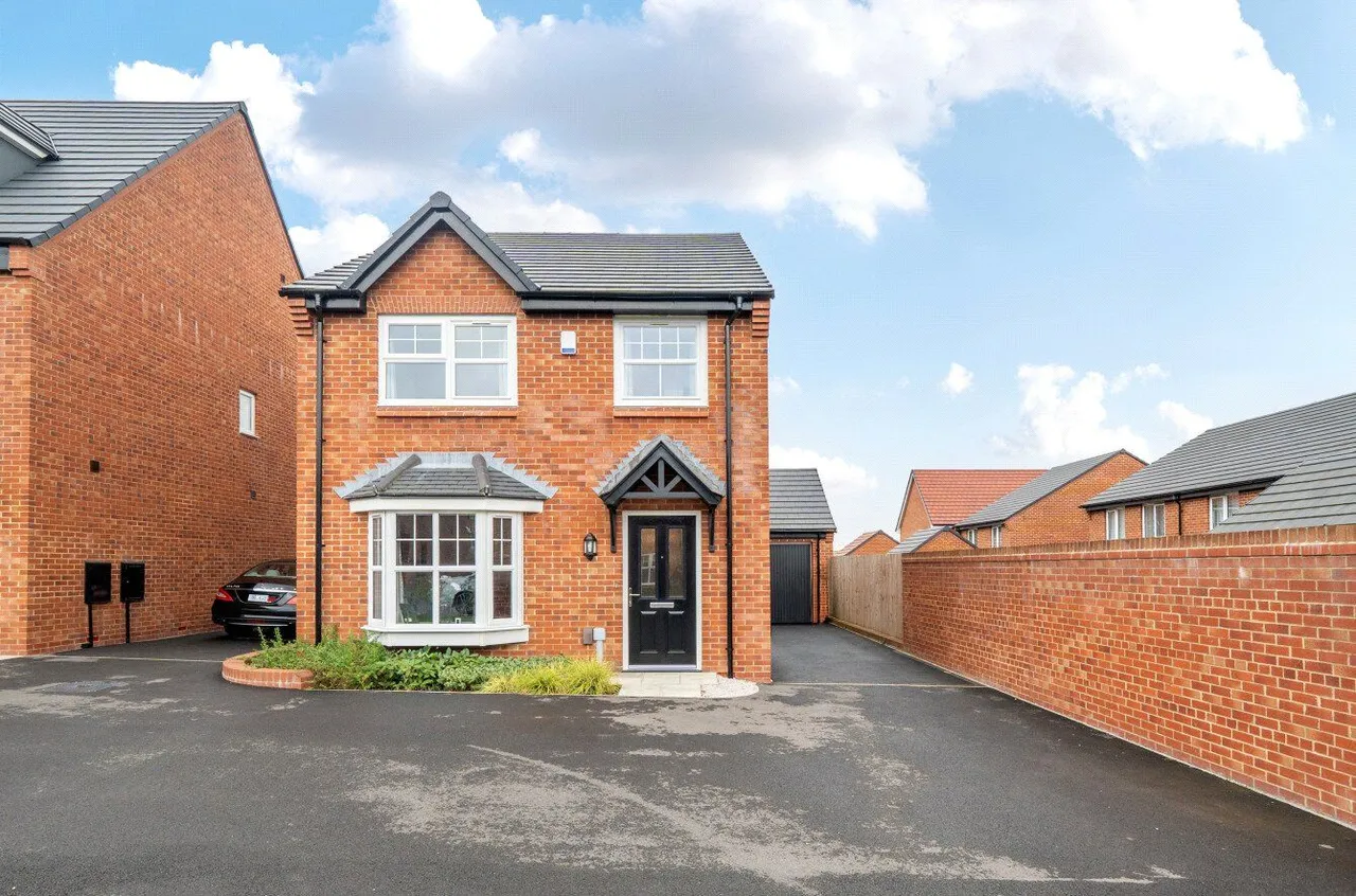 4 bed house for sale, Watt Drive, East Hollinsfield, M24