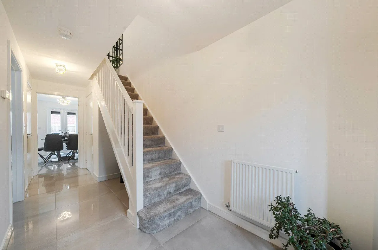 Watt Drive, East Hollinsfield, M24, photo 18