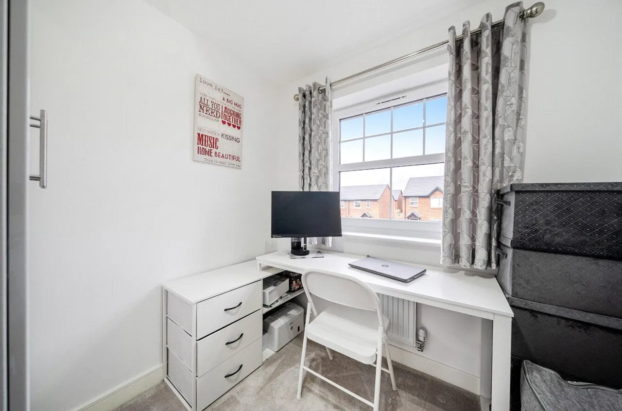 Watt Drive, East Hollinsfield, M24, photo 15