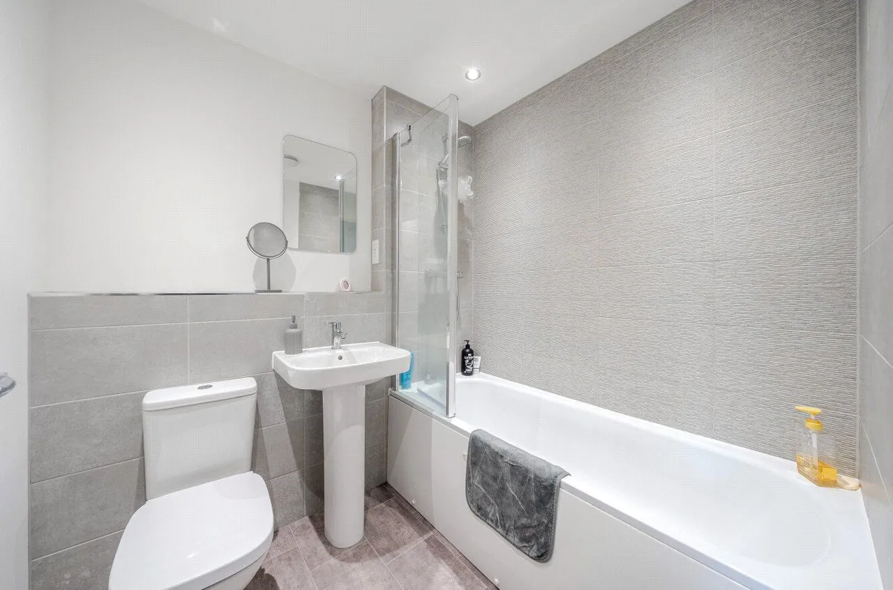 Watt Drive, East Hollinsfield, M24, photo 12