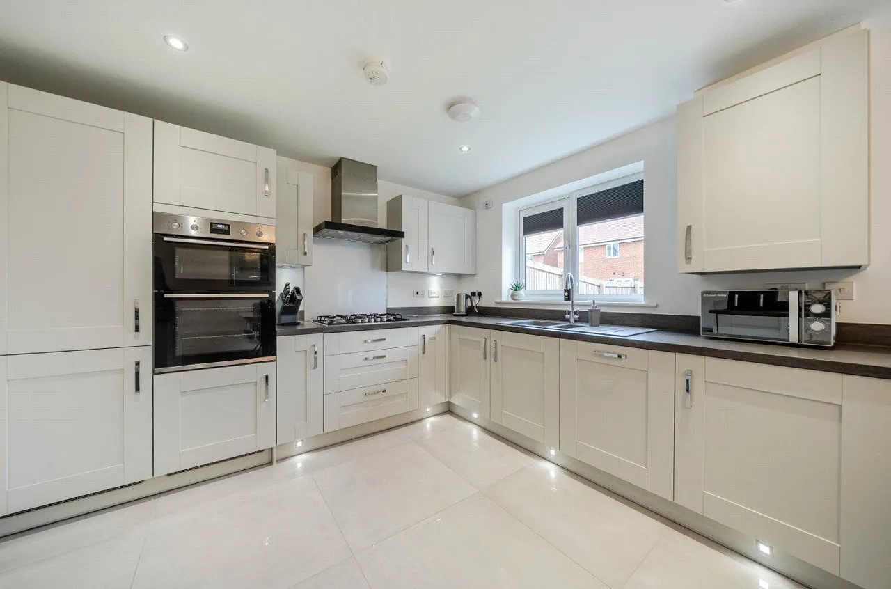 Watt Drive, East Hollinsfield, M24, photo 5