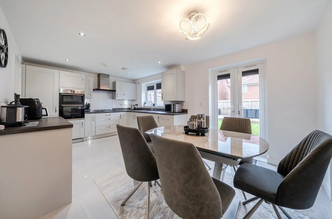 Watt Drive, East Hollinsfield, M24, photo 6