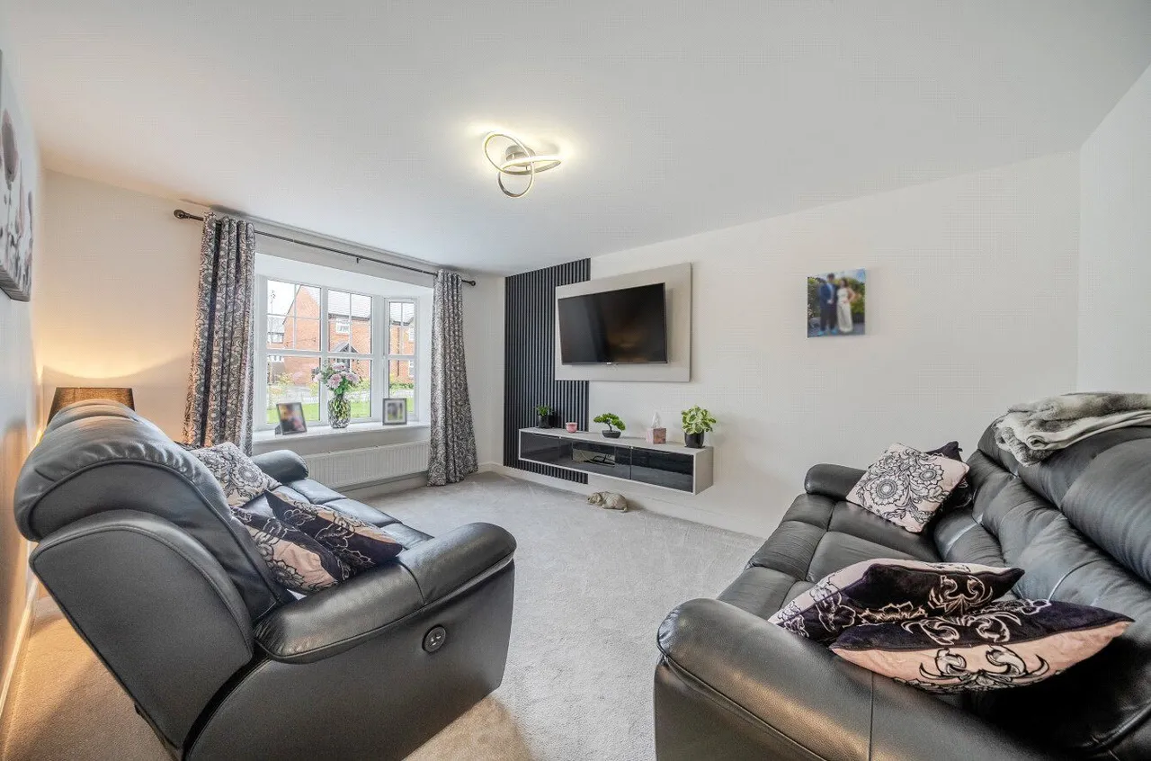 Watt Drive, East Hollinsfield, M24, photo 8