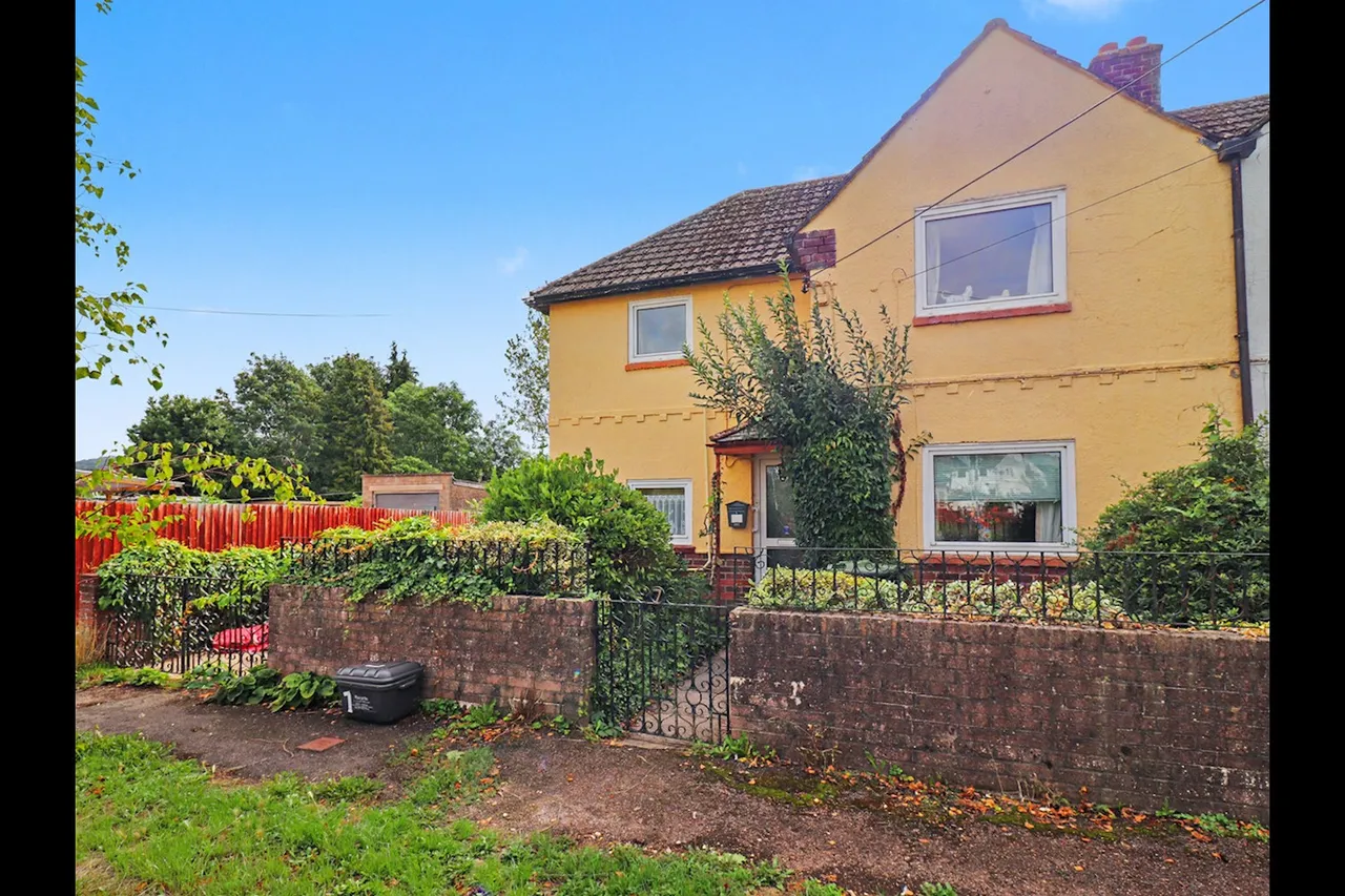 3 bed house for sale, Rolls Avenue, Monmouth, NP25