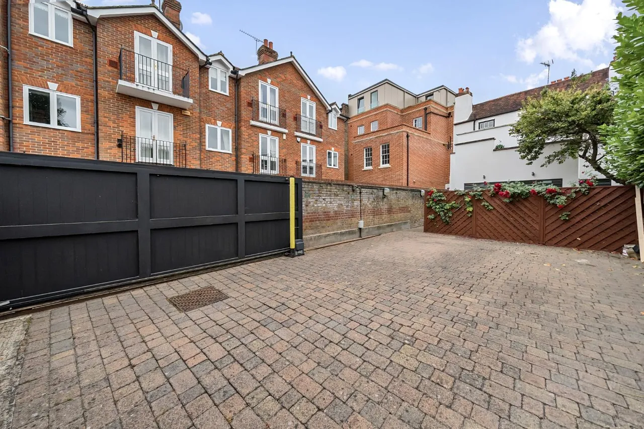 High Street, Eton, photo 17