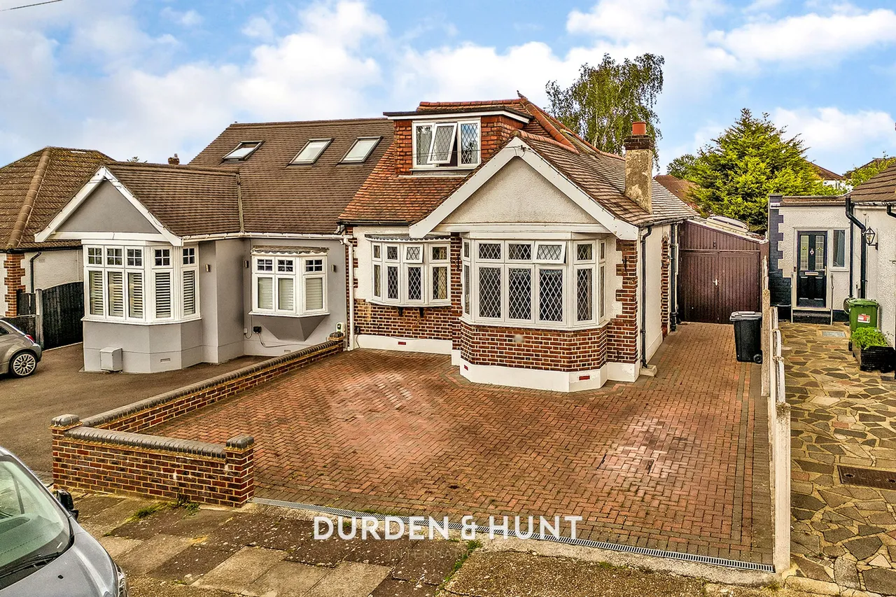 3 bed house for sale, Woodhall Crescent, Hornchurch, RM11
