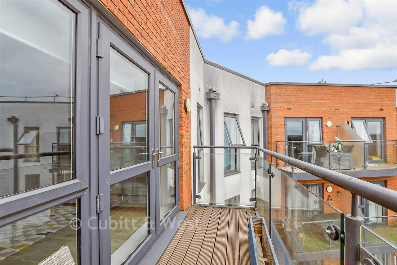 Ifield Road, West Green, RH11, photo 13
