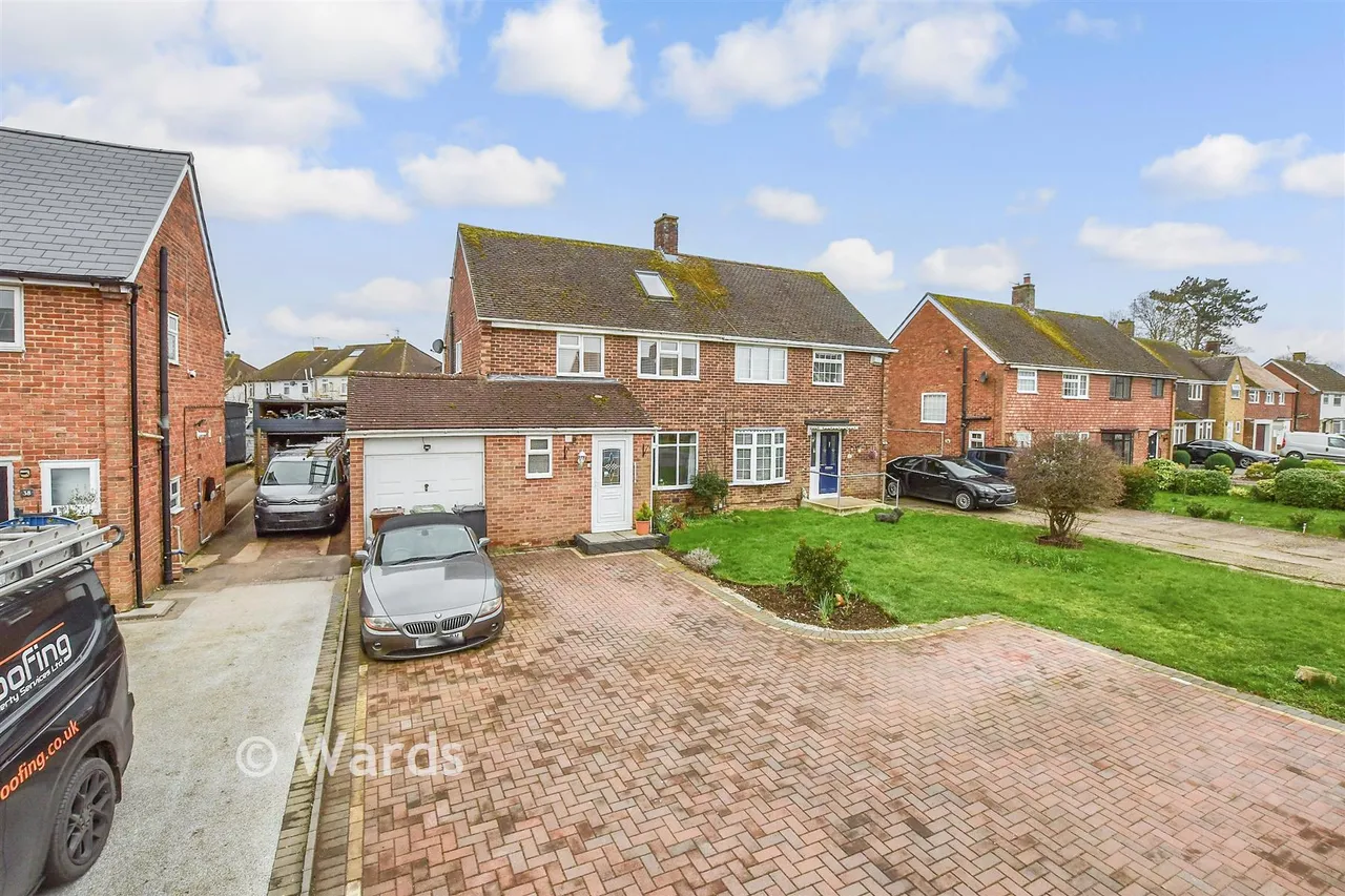 3 bed house for sale, Laburnum Drive, Larkfield, ME20