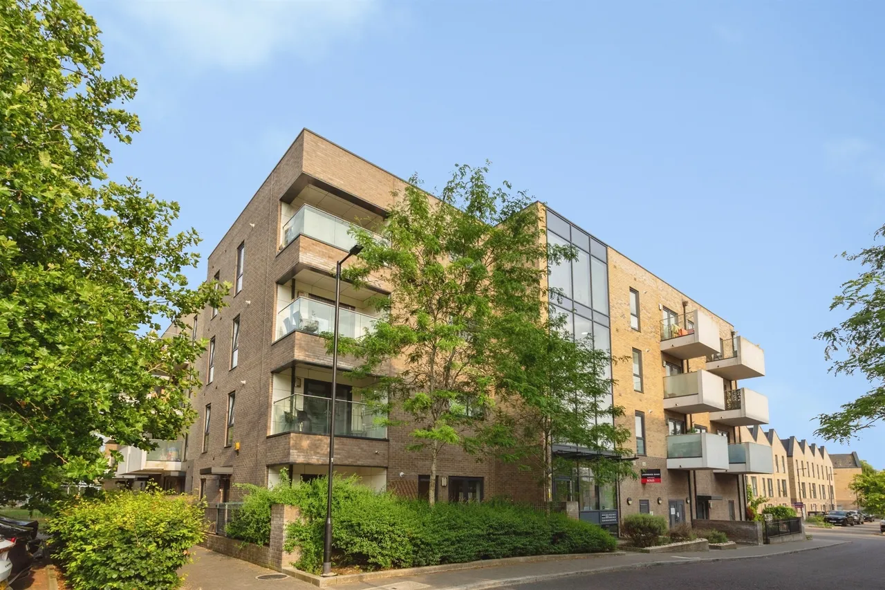 2 bed flat for sale — Tranquil Lane, Harrow