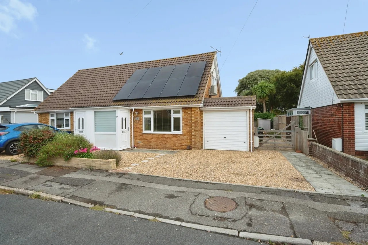 2 bed house for sale, Burgess Close, Hayling Island, PO11