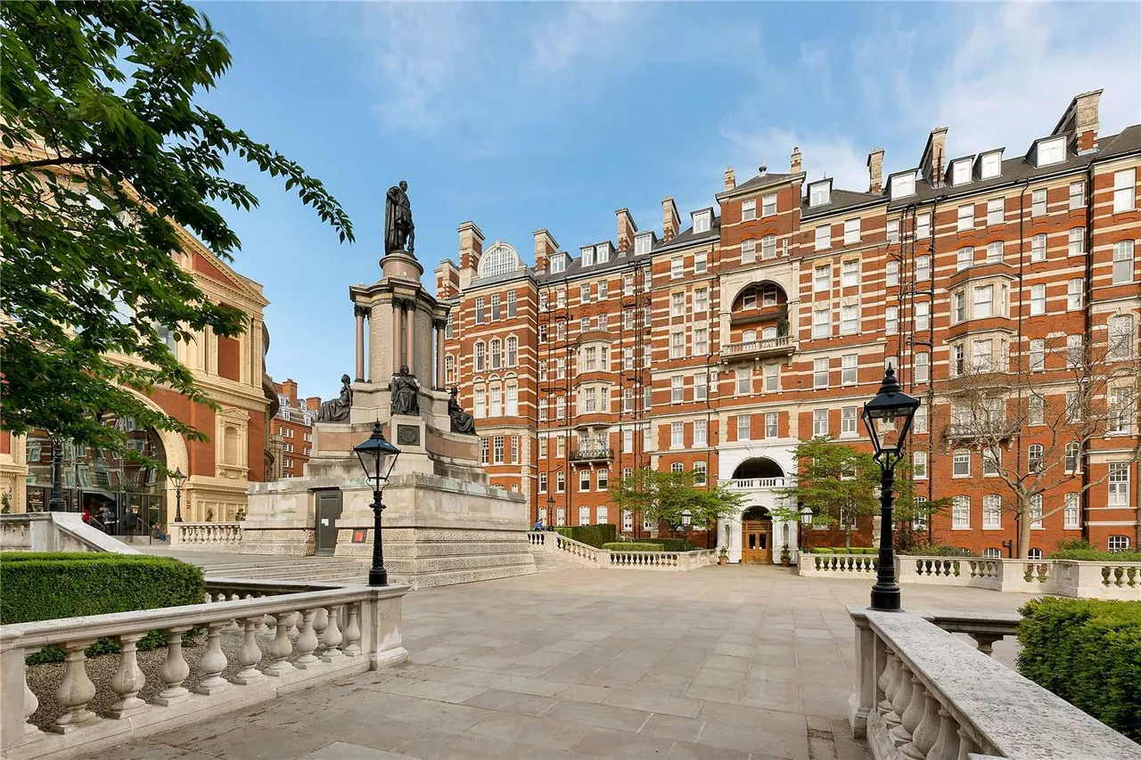 3 bed flat for sale — Albert Court Central Block, Prince Consort Road, London, SW7 2BG