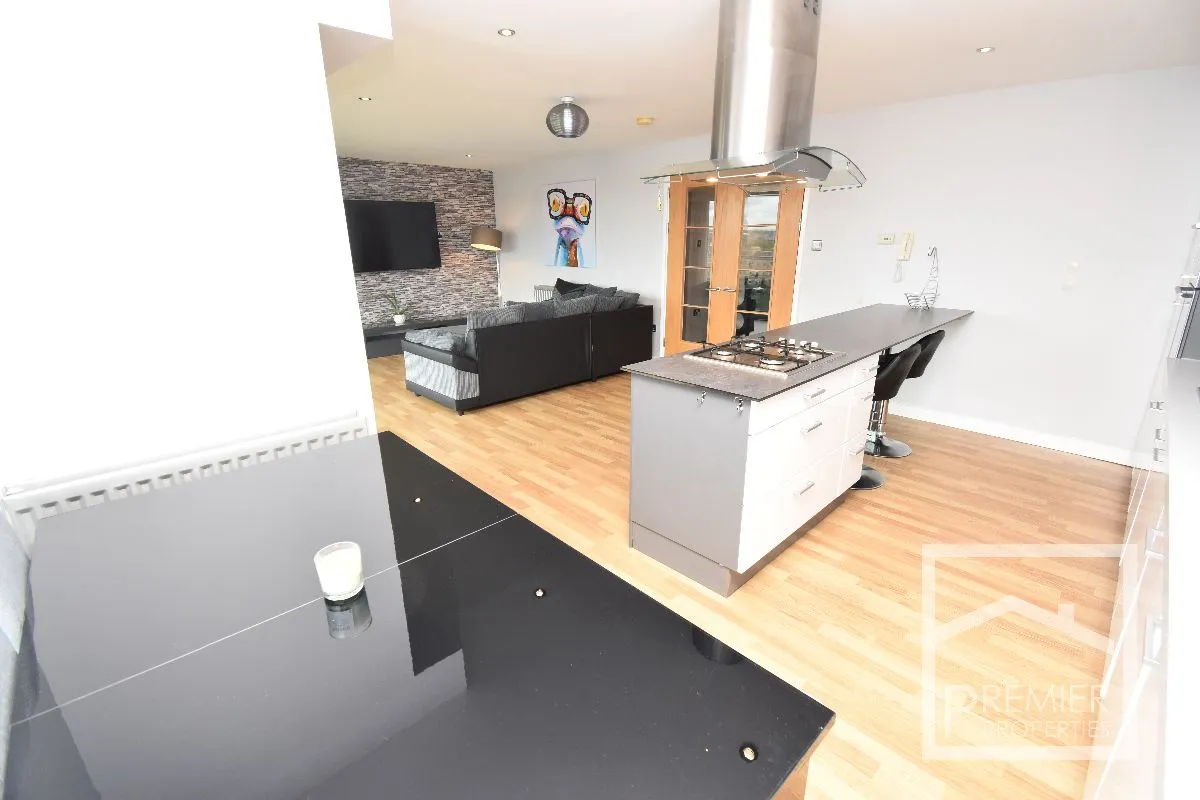 2 bedroom Modern Apartment To Let, photo 7
