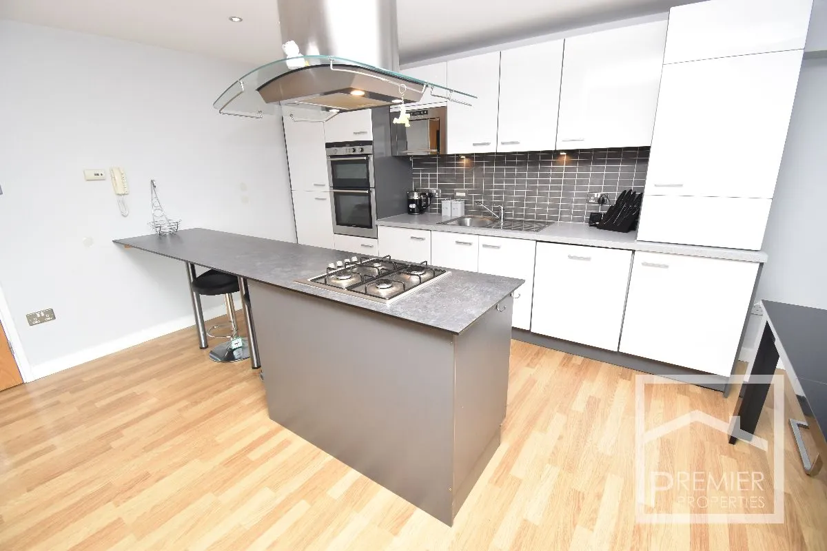 2 bedroom Modern Apartment To Let, photo 5
