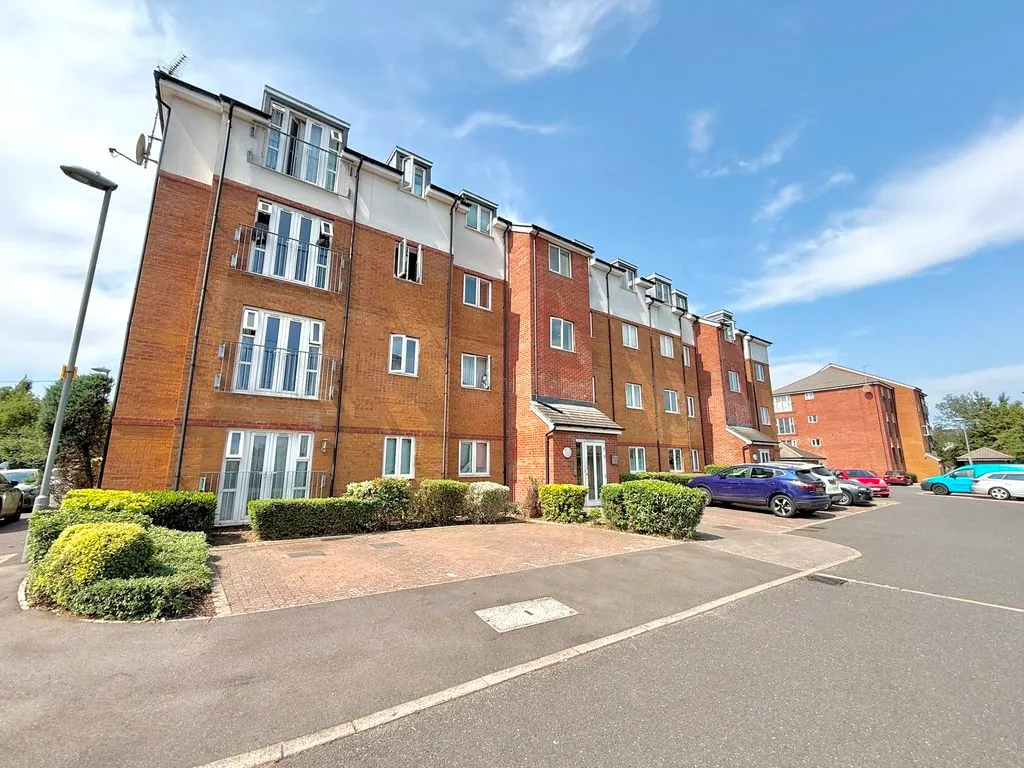 2 bed flat for sale — Stokers Close, Dunstable LU5 4EY