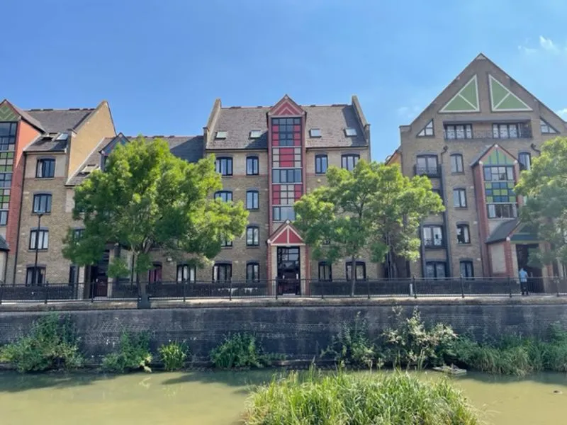 2 bed flat for sale — Discovery Walk, London E1W 2JG
