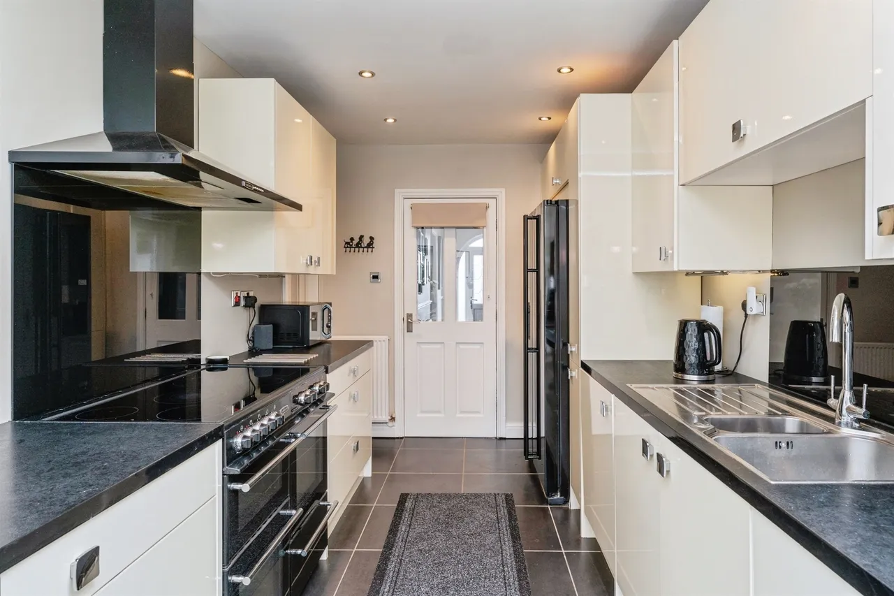 Ullswater Crescent, Chester, photo 2