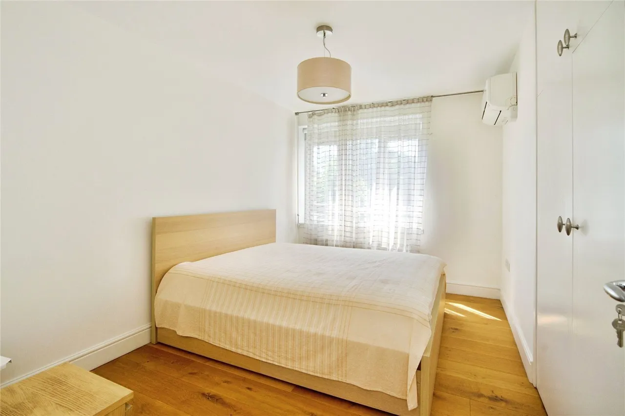 Regents Park Road, London, N3, photo 17