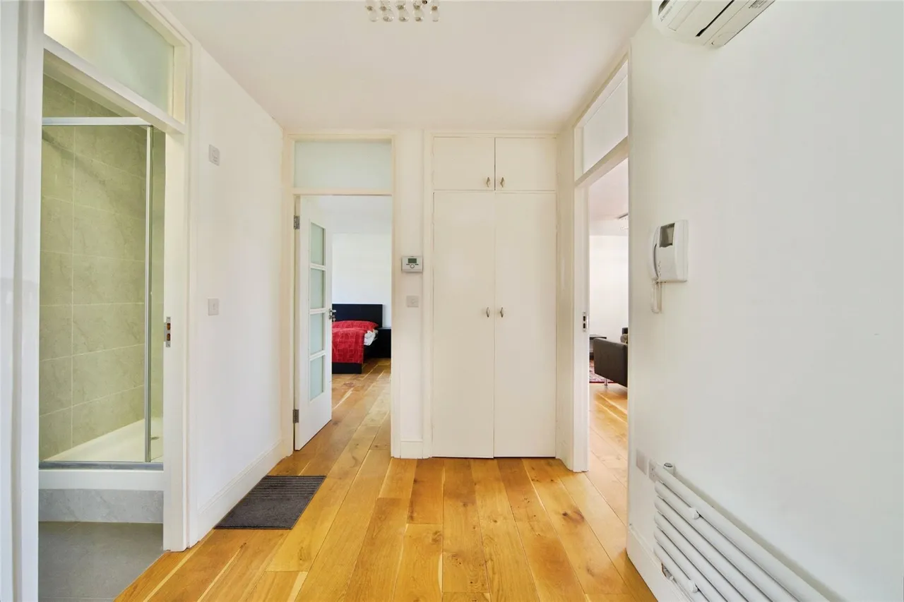 Regents Park Road, London, N3, photo 18