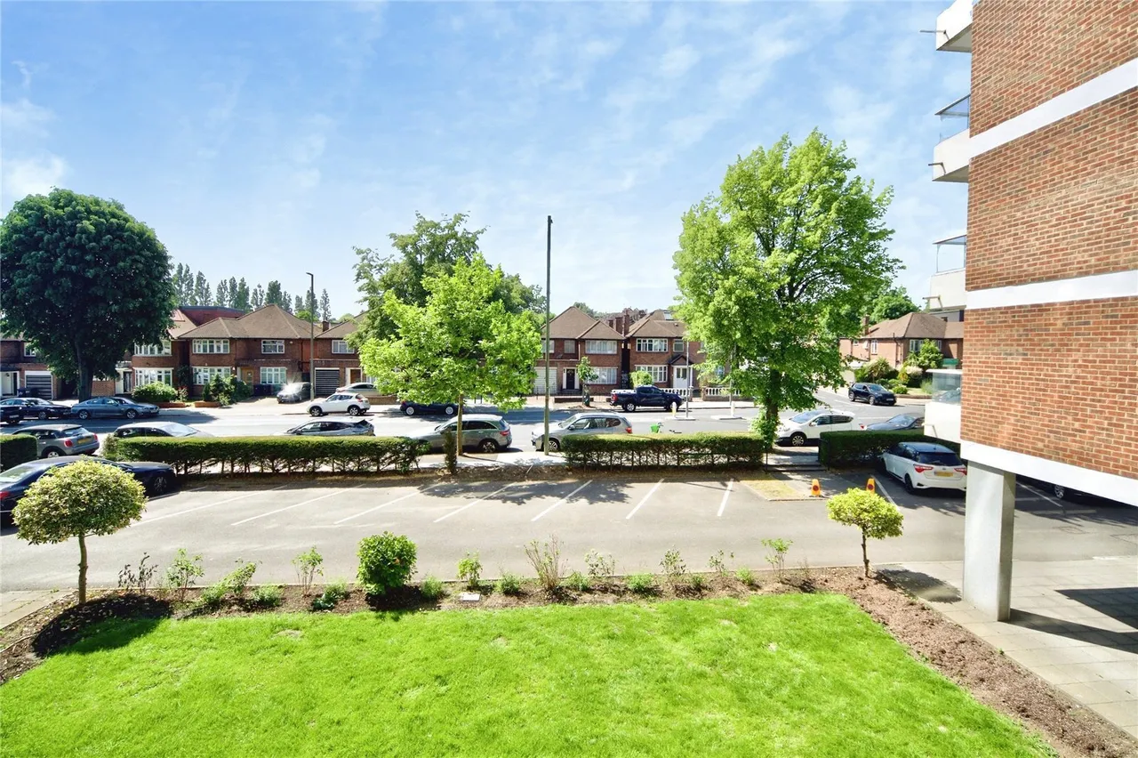 Regents Park Road, London, N3, photo 20