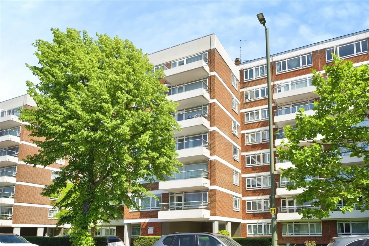 Regents Park Road, London, N3, photo 21