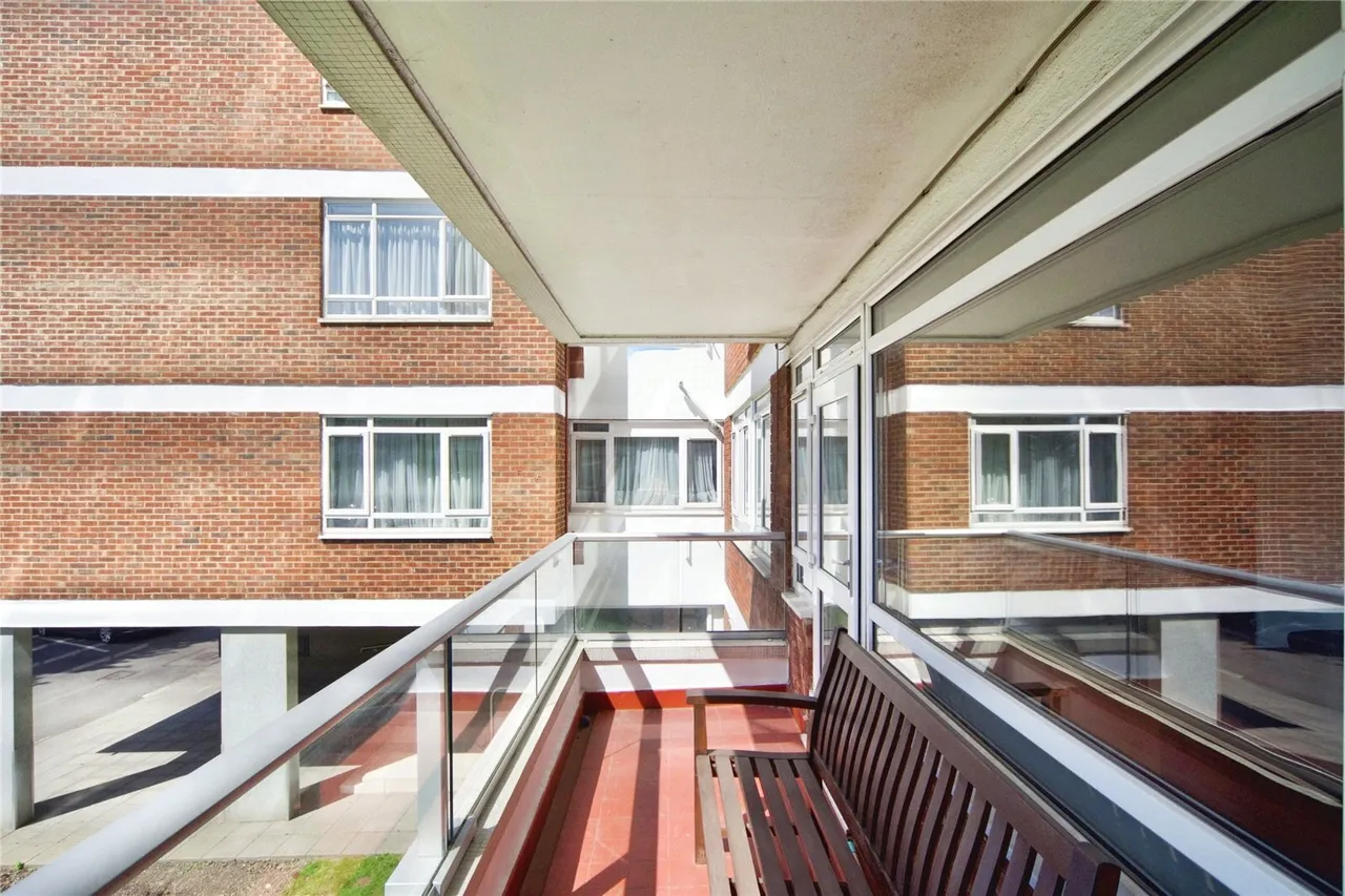 Regents Park Road, London, N3, photo 19