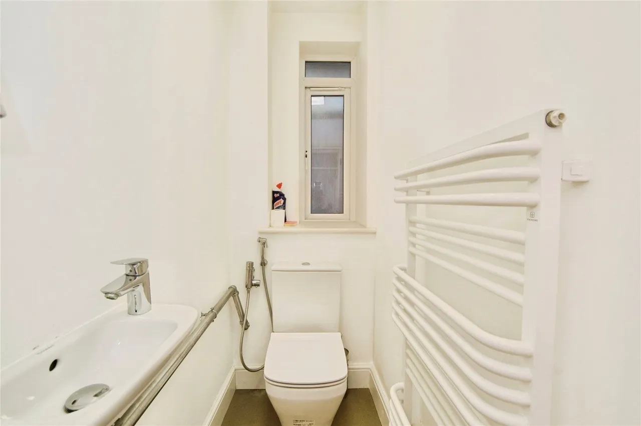 Regents Park Road, London, N3, photo 16