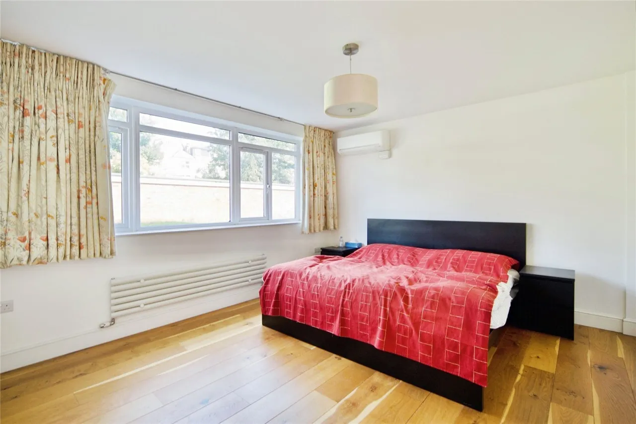 Regents Park Road, London, N3, photo 11