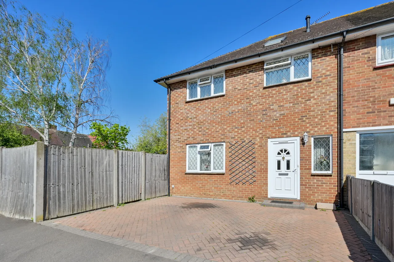 4 bed house for sale — 182 Cygnet Avenue, Feltham