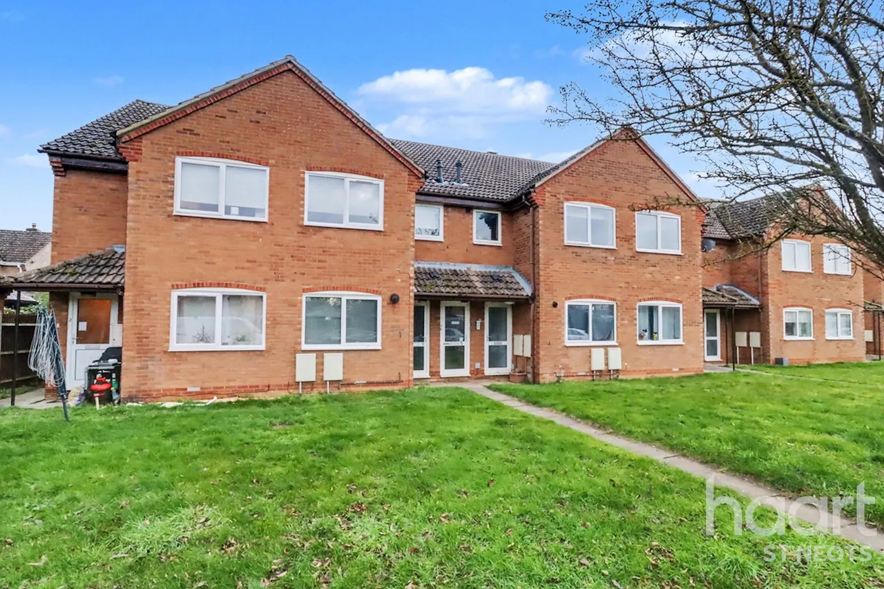2 bed flat for sale, Paxton Court, Little Paxton, PE19