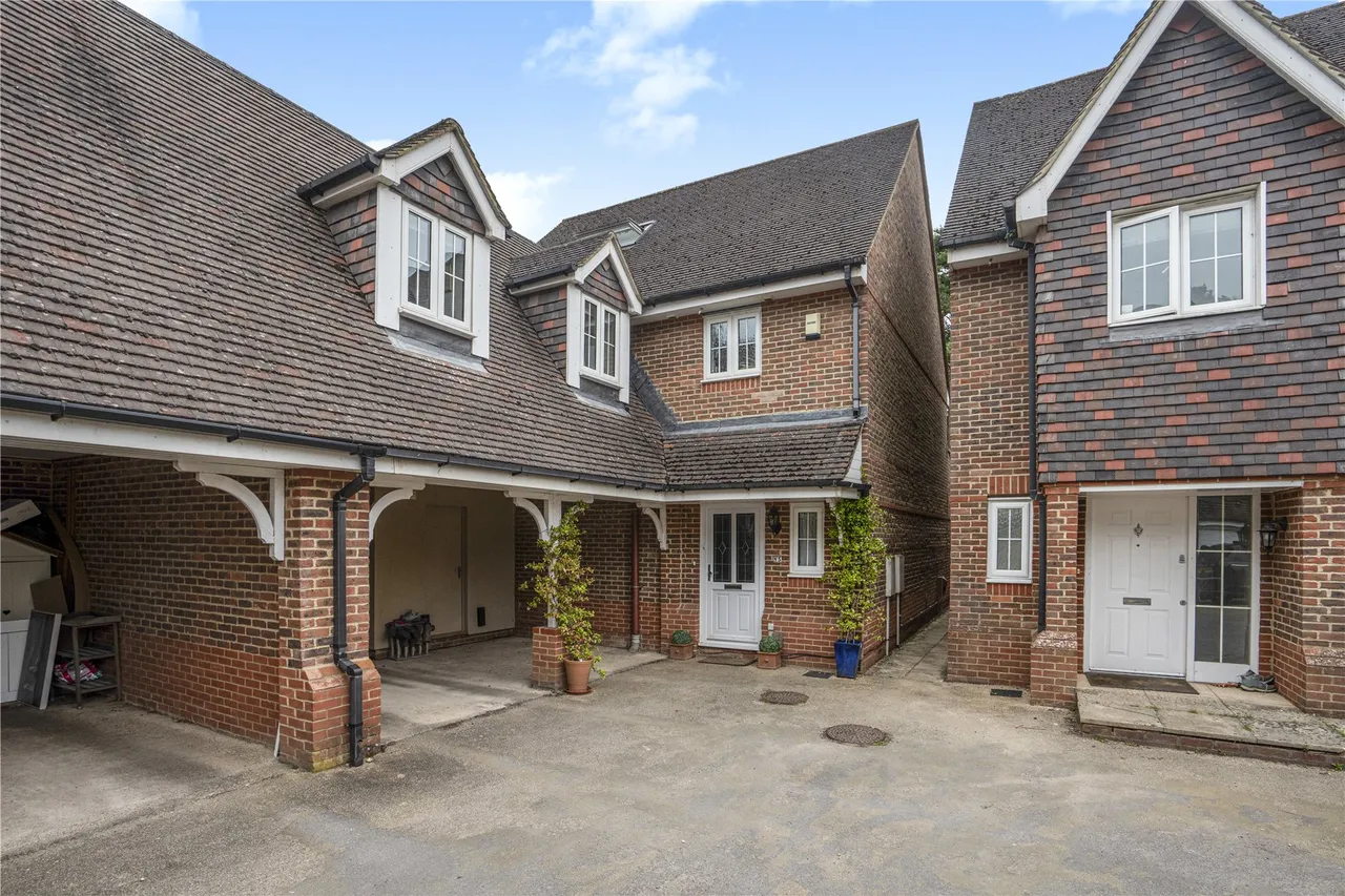 5 bed house for sale, Snowdrop Way, Bisley, GU24