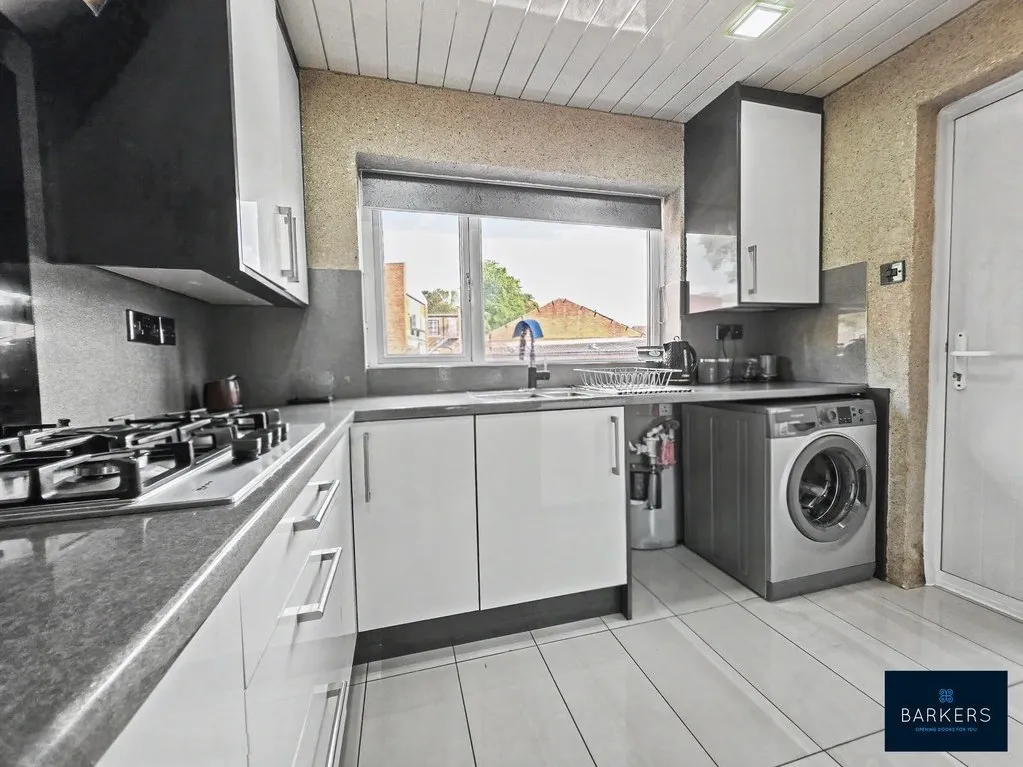 Throstle Nest, Batley WF17 7SN, photo 4
