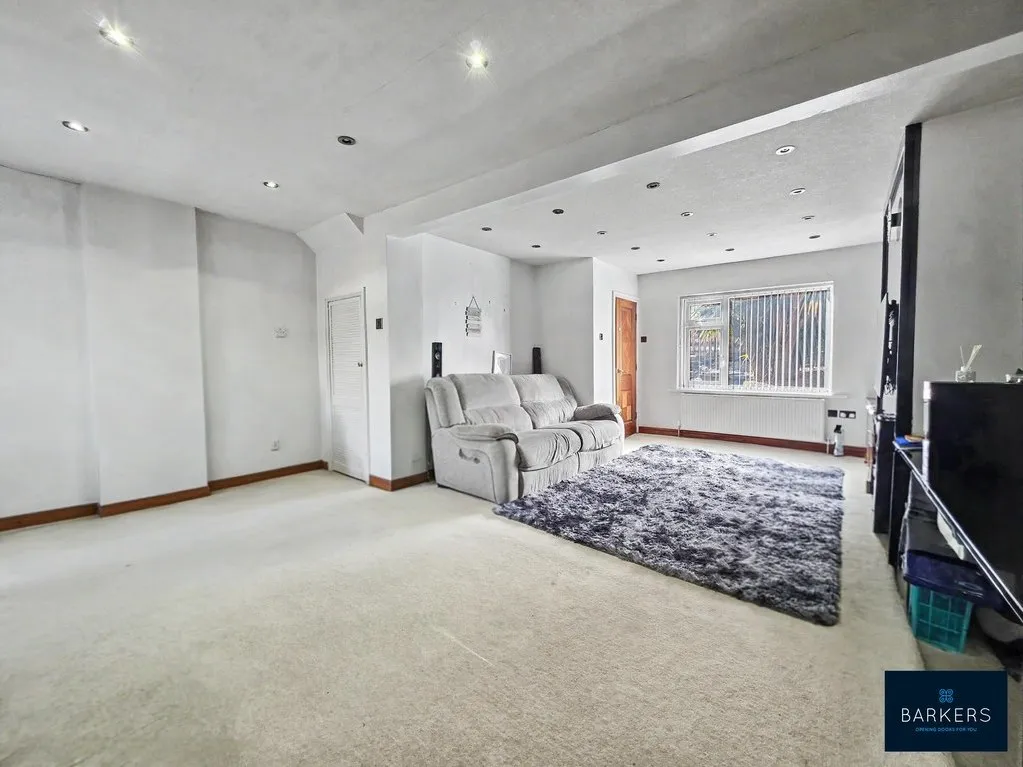 Throstle Nest, Batley WF17 7SN, photo 3